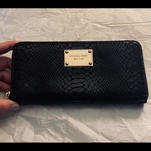 🖤 MK Embossed Leather Wallet. Black. EUC.